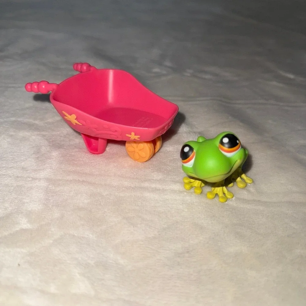 Littlest Pet Shop frog and wheelbarrow
